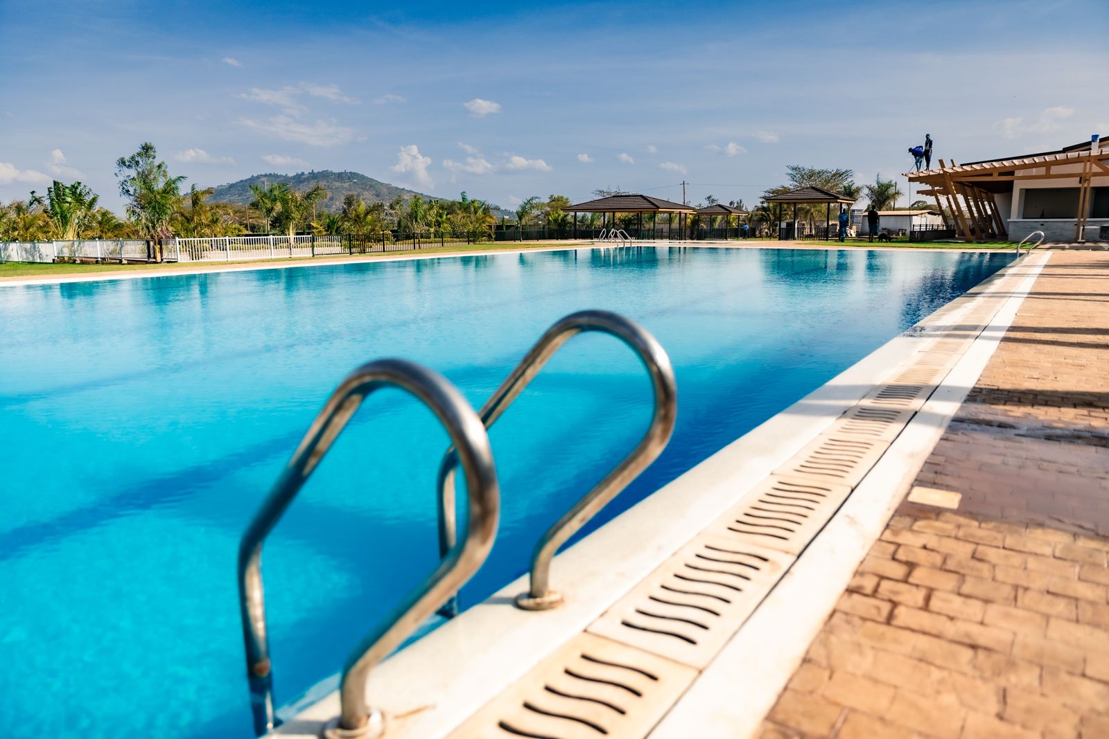 Horizon rim-flow pool at Acacia Woods